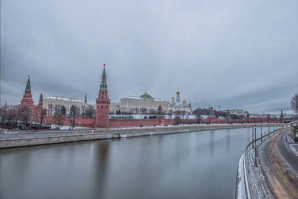 Ρωσία, Νυχτερινή άποψη του ποταμού Μόσχοβα, γέφυρα και το Κρεμλίνο — Φωτογραφία Αρχείου