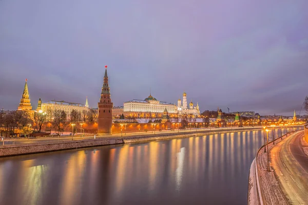 Rusia, vista nocturna del río Moskva, el puente y el Kremlin —  Fotos de Stock