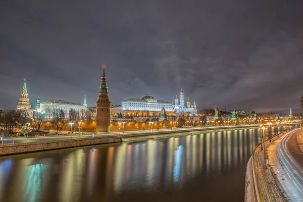 Rusia, vista nocturna del río Moskva, el puente y el Kremlin — Foto de Stock