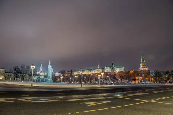 Monument van Vladimir in Moskou in de nacht — Stockfoto