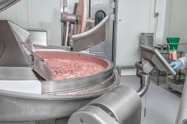 Автоматический процесс изготовления колбас крупным планом — стоковое фото