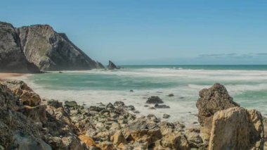 Atlantik Okyanusu kıyısında (Granit kayalar ve deniz kayalıklarla), Portekiz.