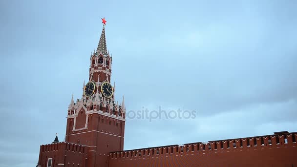 Moskwie Kremlin główny zegar o nazwie Kuranti na wieży Spasskaya. Plac Czerwony. — Wideo stockowe