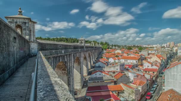 Aqueduc historique dans la ville de Lisbonne construit au 18ème siècle, Portugal — Video