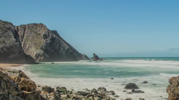 Atlantik Okyanusu kıyısında (Granit kayalar ve deniz kayalıklarla), Portekiz. — Stok video