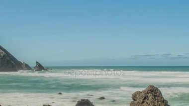 Atlantik Okyanusu kıyısında (Granit kayalar ve deniz kayalıklarla), Portekiz.