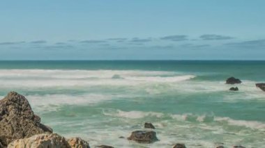 Atlantik Okyanusu kıyısında (Granit kayalar ve deniz kayalıklarla), Portekiz.