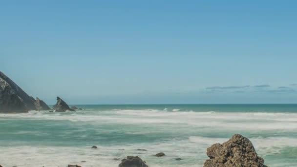 Atlantik Okyanusu kıyısında (Granit kayalar ve deniz kayalıklarla), Portekiz. — Stok video