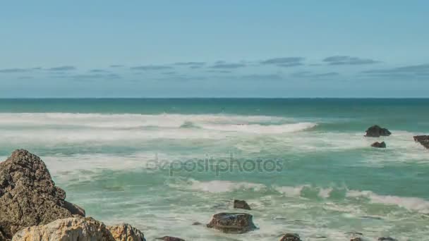 Costa del océano Atlántico (rocas de granito y acantilados), Portugal . — Vídeo de stock