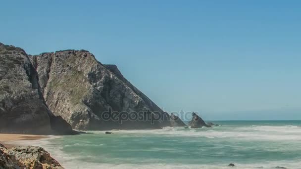 Pobřeží Atlantského oceánu (žulové balvany a mořské útesy), Portugalsko. — Stock video