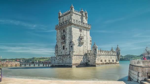 Lizbon, Portekiz. Tagus Nehri ağzında bulunan bir kuledir Belem Kulesi (Torre de Belem) olduğunu. — Stok video