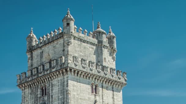 Lizbon, Portekiz. Tagus Nehri ağzında bulunan bir kuledir Belem Kulesi (Torre de Belem) olduğunu. — Stok video