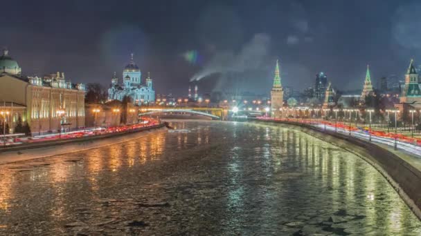 Kremlin çarpıcı gece görünümü kışın, Moskova, Rusya Federasyonu — Stok video