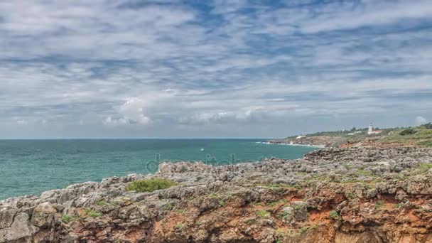 Ακτή του Ατλαντικού Ωκεανού (οι βράχοι από γρανίτη και βράχους στη θάλασσα), Πορτογαλία. — Αρχείο Βίντεο