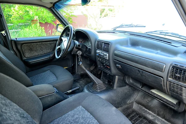 Vue latérale du conducteur intérieur de voiture. Design d'intérieur de voiture moderne . — Photo