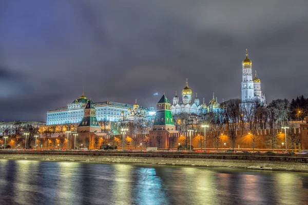 Vista noturna deslumbrante do Kremlin no inverno, Moscou, Rússia — Fotografia de Stock