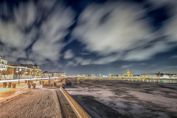 Красивый вид на реку Неву в Санкт-Петербурге, Россия