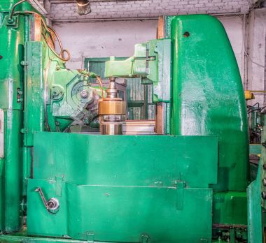 kesici alet ile makine etkinleştirme işlemi bir metal boş bakan