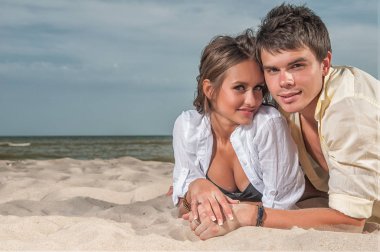 Mutlu çift sahilde tatilin tadını çıkarıyor.