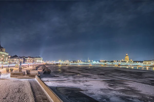 Krásný výhled na řeku Nevu v Petrohradě, Rusko — Stock fotografie