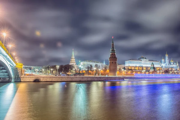 Ночной вид на Кремль зимой, Москва, Россия — стоковое фото
