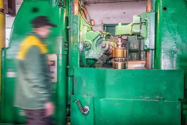 Szemben működésének egy üres fém eszterga gép, szerszám — Stock Fotó