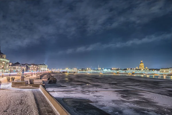 Saint Petersburg, Rusya 'da Neva Nehri' nin güzel manzarası — Stok fotoğraf