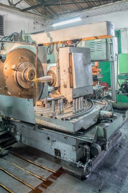 kesici alet ile makine etkinleştirme işlemi bir metal boş bakan