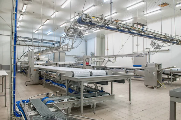 Machinery production cutting large quantities of meat — Stock Photo, Image