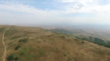 Havadan görünümü. Güzel dağ ve güzel orman üzerinde uçan. Hava kamera çekim. Rusya, Stavropol, dağ Strizhament.