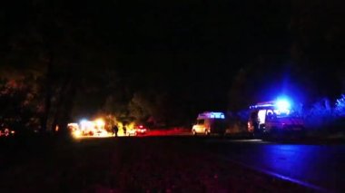 Acil durum araçları ve ambulans içinde belgili tanımlık geçmiş ile gece zaman kaza sahnesi