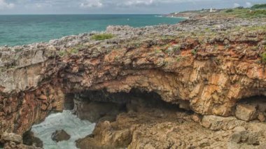 Güçlü aşırı dalgalar grotto cliff mağaraya crash, Boca mı Inferno, Portekiz