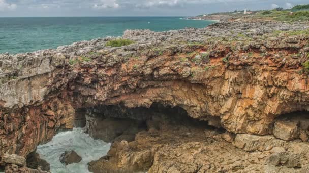 Sterke extreme golven crash in grot rots grot, Boca do Inferno, Portugal — Stockvideo