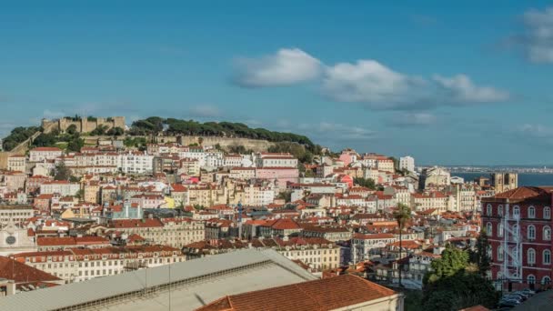 Lissabon, Portugal skyline richting kasteel Sao Jorge. — Stockvideo