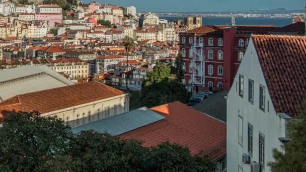 Lisabon Panorama. Lisabon je hlavním městem Portugalska. Je to nejzápadnější kontinentální hlavní město Evropy. Lisabon leží na západním Pyrenejském poloostrově na Atlantském oceánu a řece Tagus. — Stock video