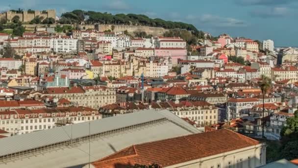 Lissabon, Portugal skyline richting kasteel Sao Jorge. — Stockvideo