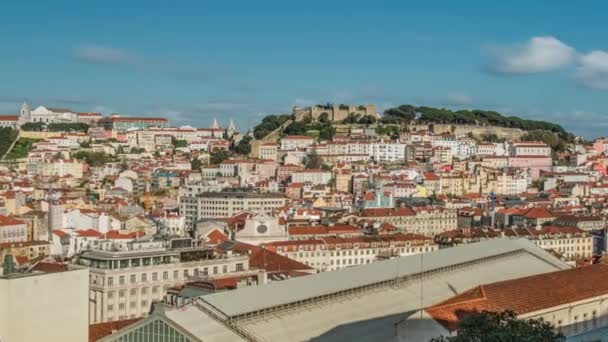 Lisszabon, Portugália városképe a Sao Jorge kastély felé. — Stock videók
