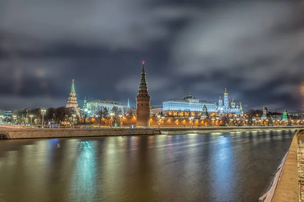 Impresionante vista nocturna del Kremlin en invierno, Moscú, Rusia — Foto de Stock