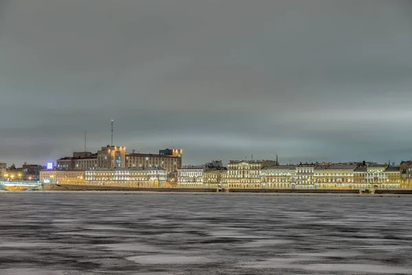 Utsikt över floden Neva i Sankt Petersburg, Ryssland — Stockfoto