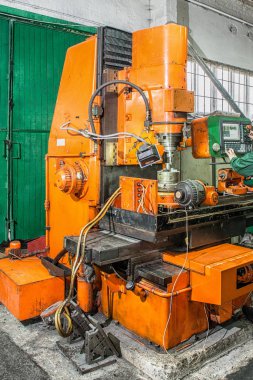 kesici alet ile makine etkinleştirme işlemi bir metal boş bakan