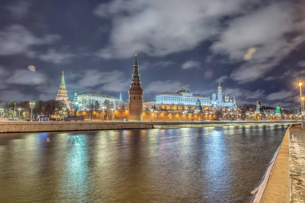 Impresionante vista nocturna del Kremlin en invierno, Moscú, Rusia — Foto de Stock
