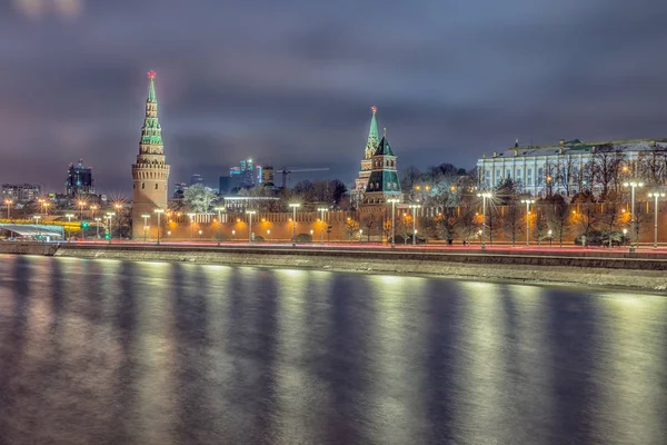 Splendida vista notturna del Cremlino in inverno, Mosca, Russia — Foto Stock