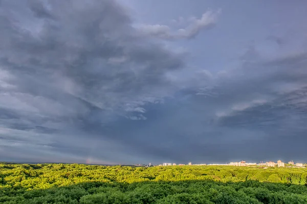 Západ slunce z výšin nad lesem. Stavropol. Rusko — Stock fotografie