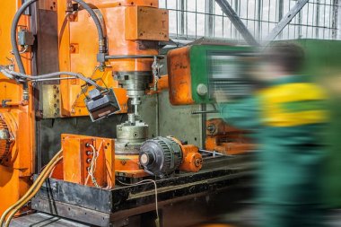 kesici alet ile makine etkinleştirme işlemi bir metal boş bakan