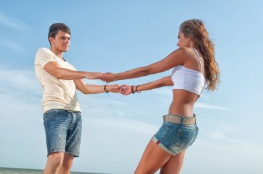 Mutlu çift sahilde tatilin tadını çıkarıyor.