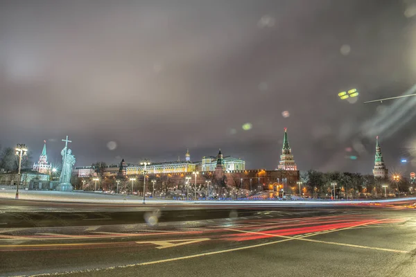 Monument av Vladimir i Moskva på natten — Stockfoto