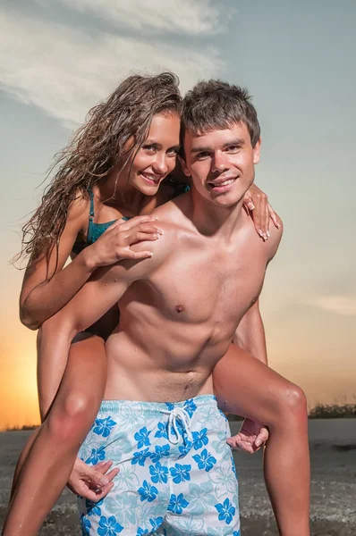 Casal feliz desfrutando de férias na praia — Fotografia de Stock