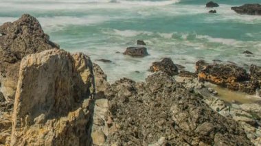 Güçlü aşırı dalgalar grotto cliff mağaraya crash, Boca mı Inferno, Portekiz