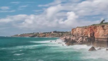 Güçlü aşırı dalgalar grotto cliff mağaraya crash, Boca mı Inferno, Portekiz
