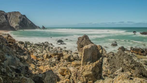 Detaljerad bild av vulkaniska kusten med höga klippor och vågor som bryter över vulkaniska klippor, Portugal. — Stockvideo